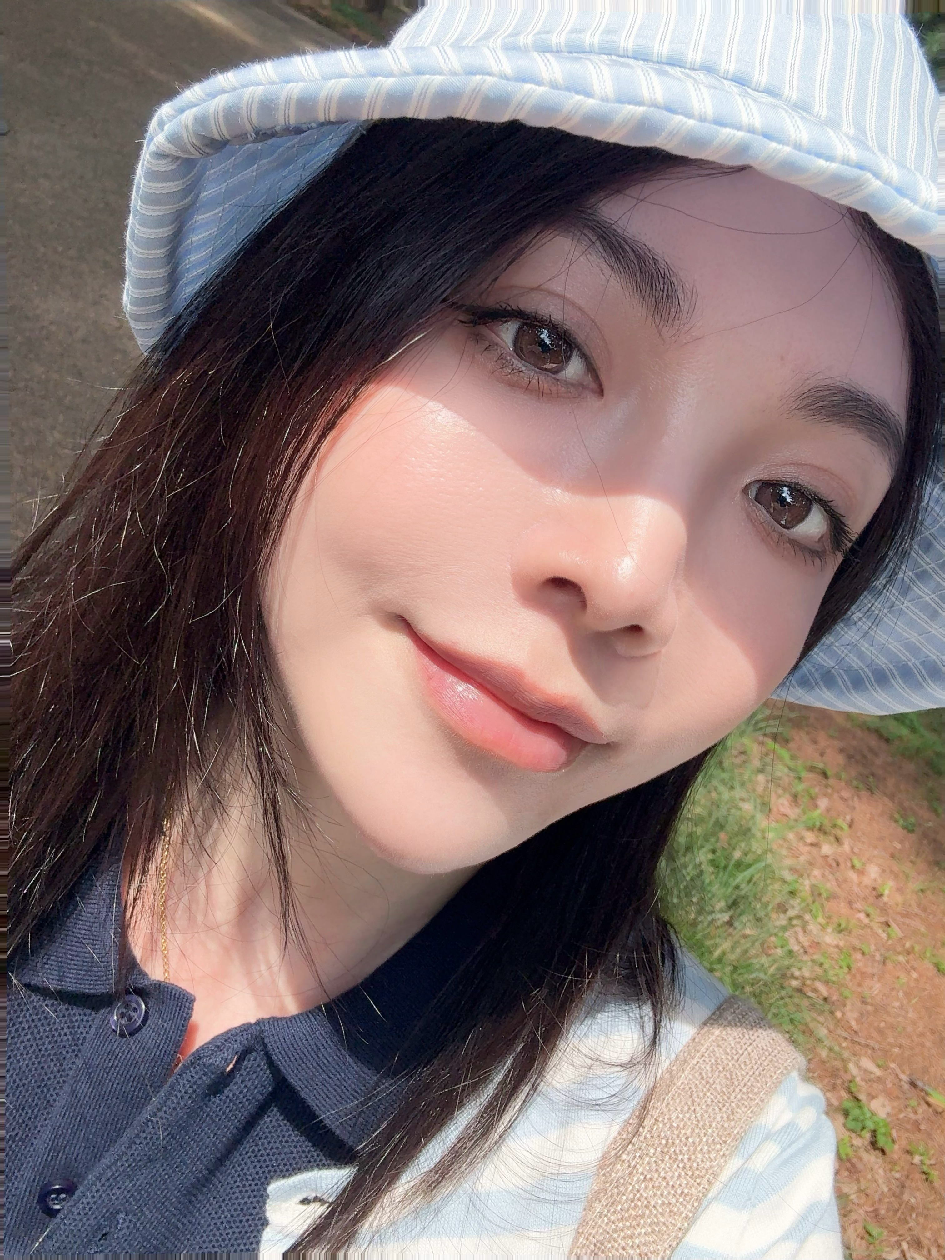 回酒店看照片才发现今天只画了唇线忘记涂口红了……