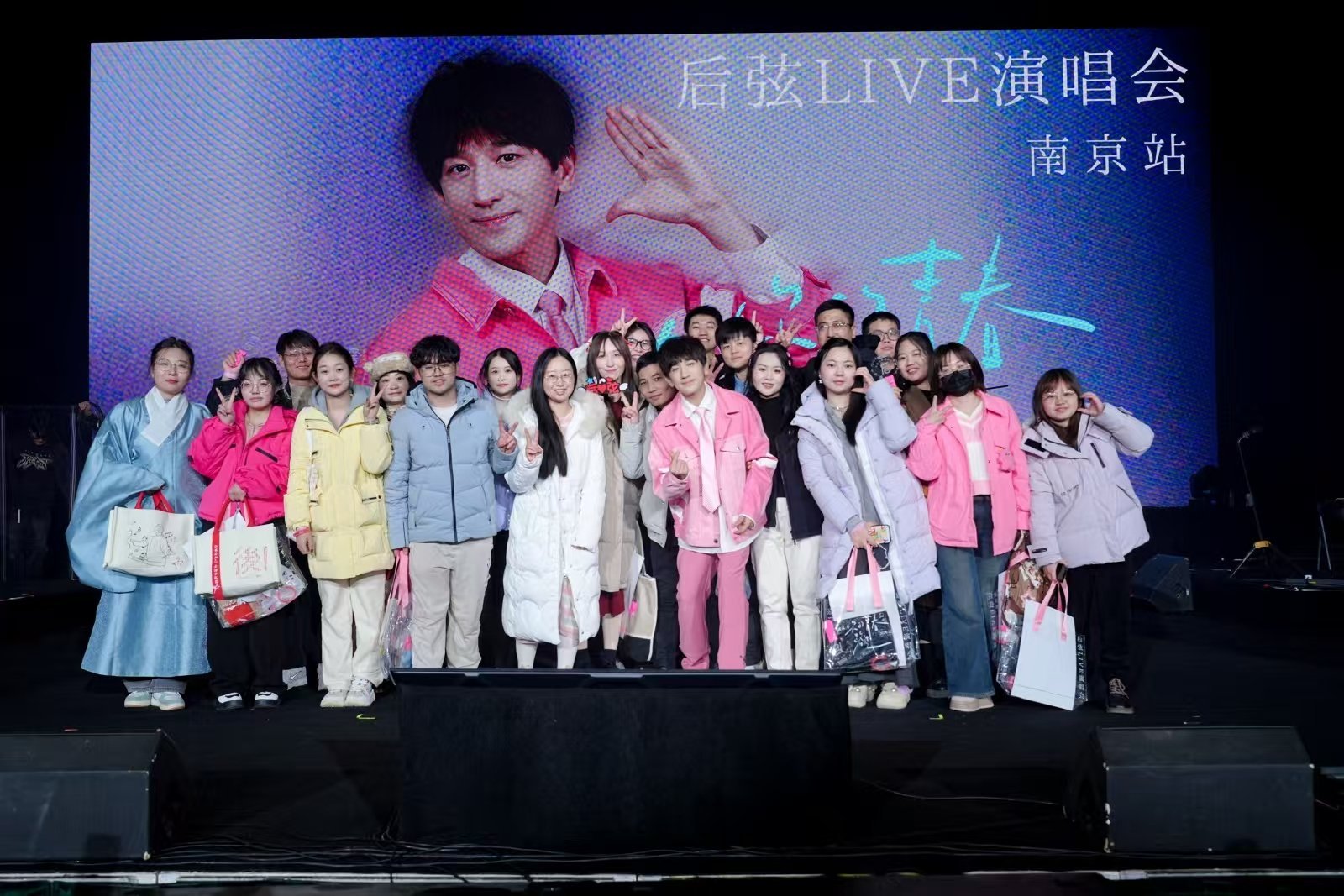 后弦南京演唱会现场 哇，实名羡慕南京的粉丝，冬至夜有这么温暖的歌，这么多触发美好