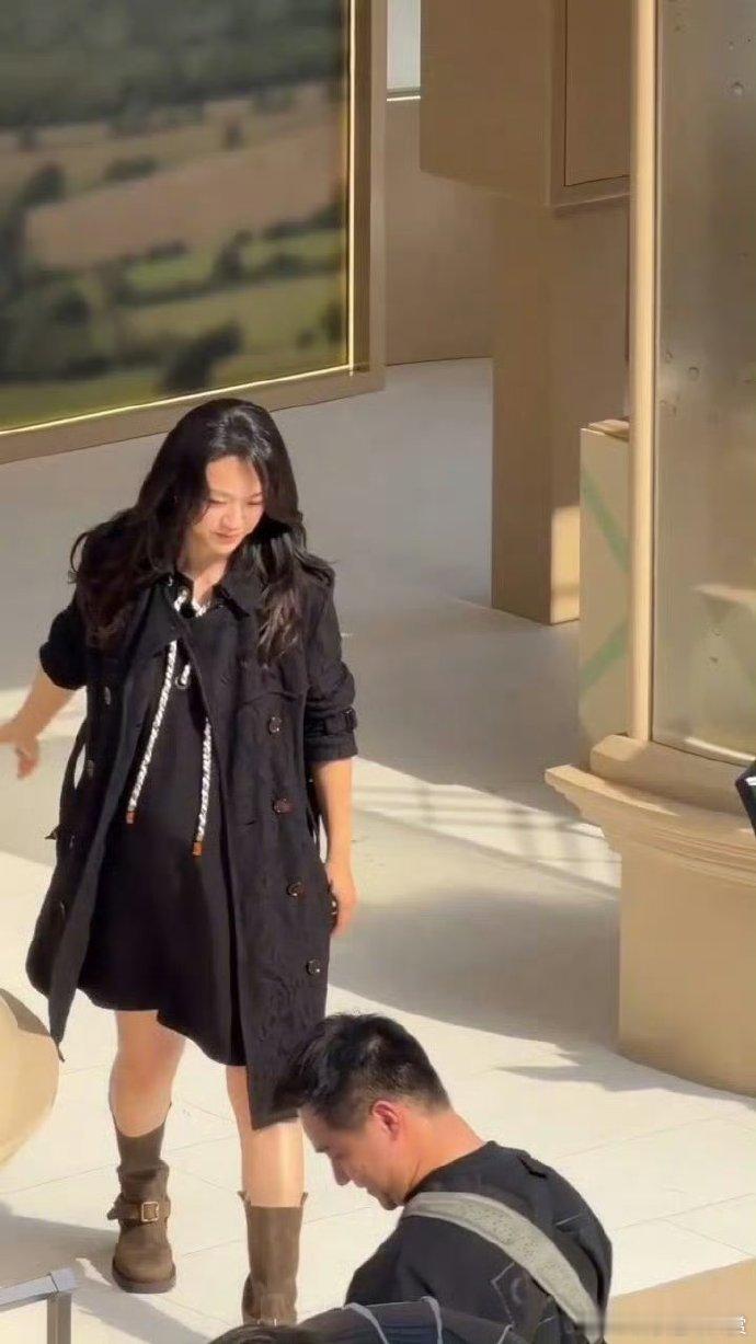 汤唯46岁了46岁的汤唯不用精致滤镜加持，46岁的汤唯随便抓拍都很好看，如果真怀