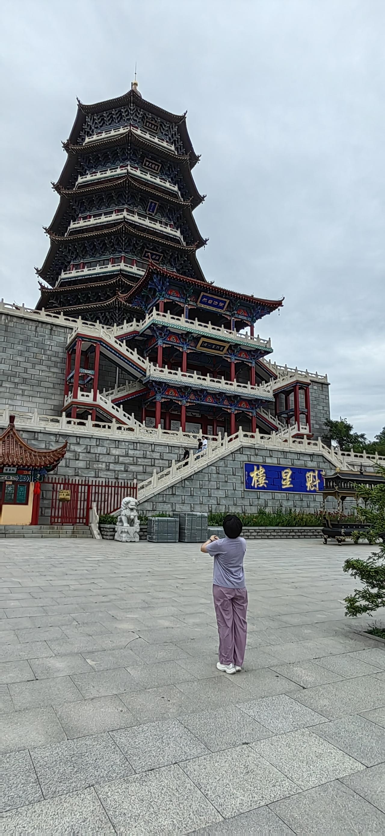 昨天中考成绩发布，我姑娘的成绩虽然与理想中的东北师大附中失之交臂，但我还是很高兴