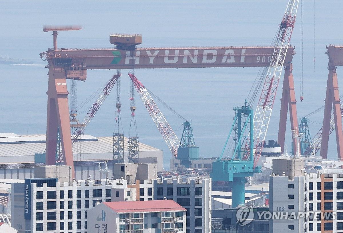 韩国海军潜艇检修中起火。

韩国HD现代重工蔚山造船厂一艘正在检修的韩国海军潜艇