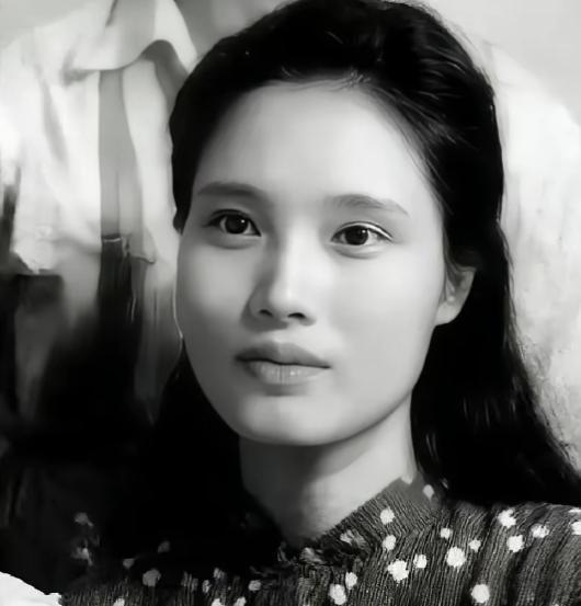 1963台北刑场，莆田夫妻被押着缓步前行，双手紧紧相握，没有半分怯懦，丈夫用家乡