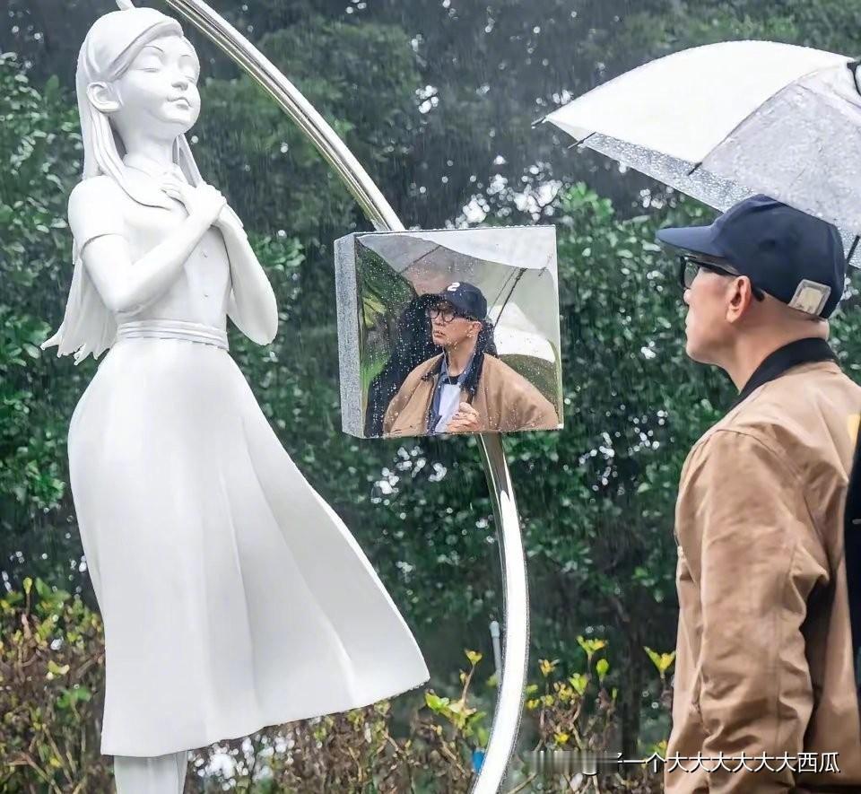 看到具俊晔弄的大S雕像挺错愕的，
为什么雕像一点不像大S，
要知道像李玟、迈克尔