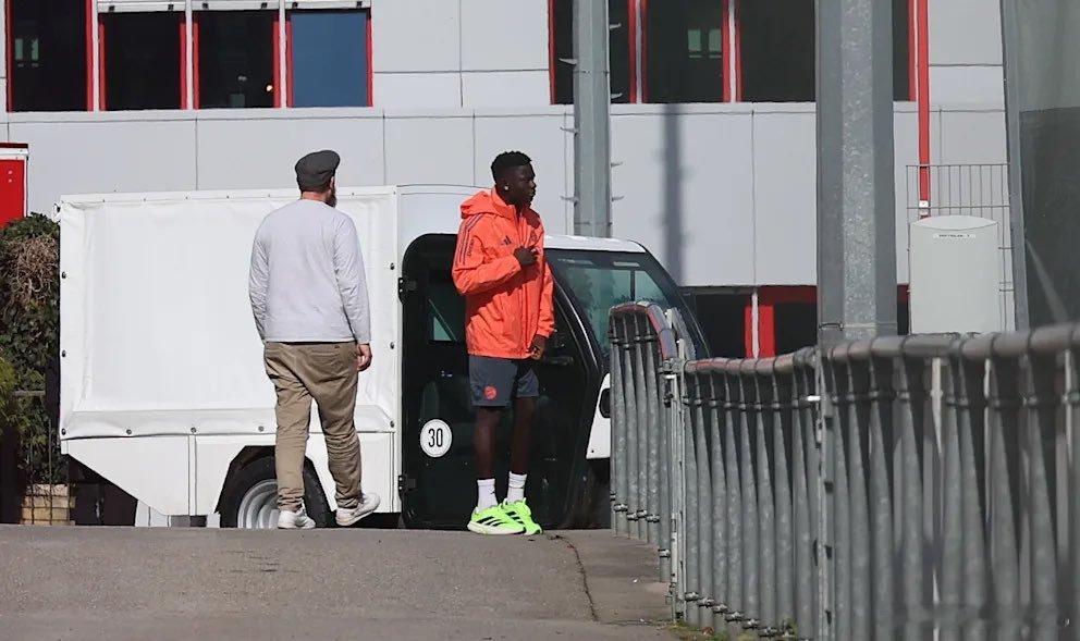 🚨曾在去年10月，訪問塞貝納大街的拜仁新球員——18歲的巴拉·薩波科·恩迪亞耶