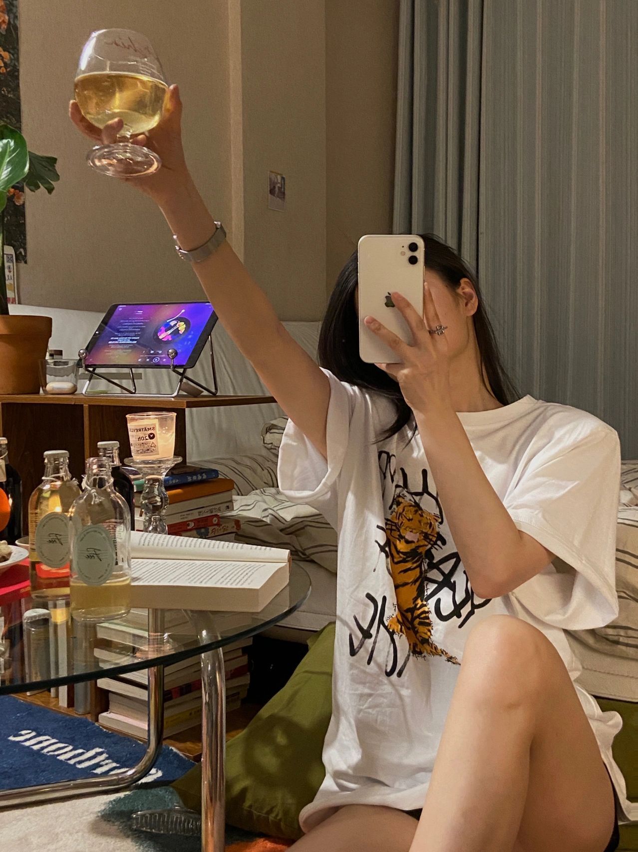 我觉得，最幸运的是，即使我们的悲欢虽并不相通，但月亮的阴晴圆缺，都能被人看到。于