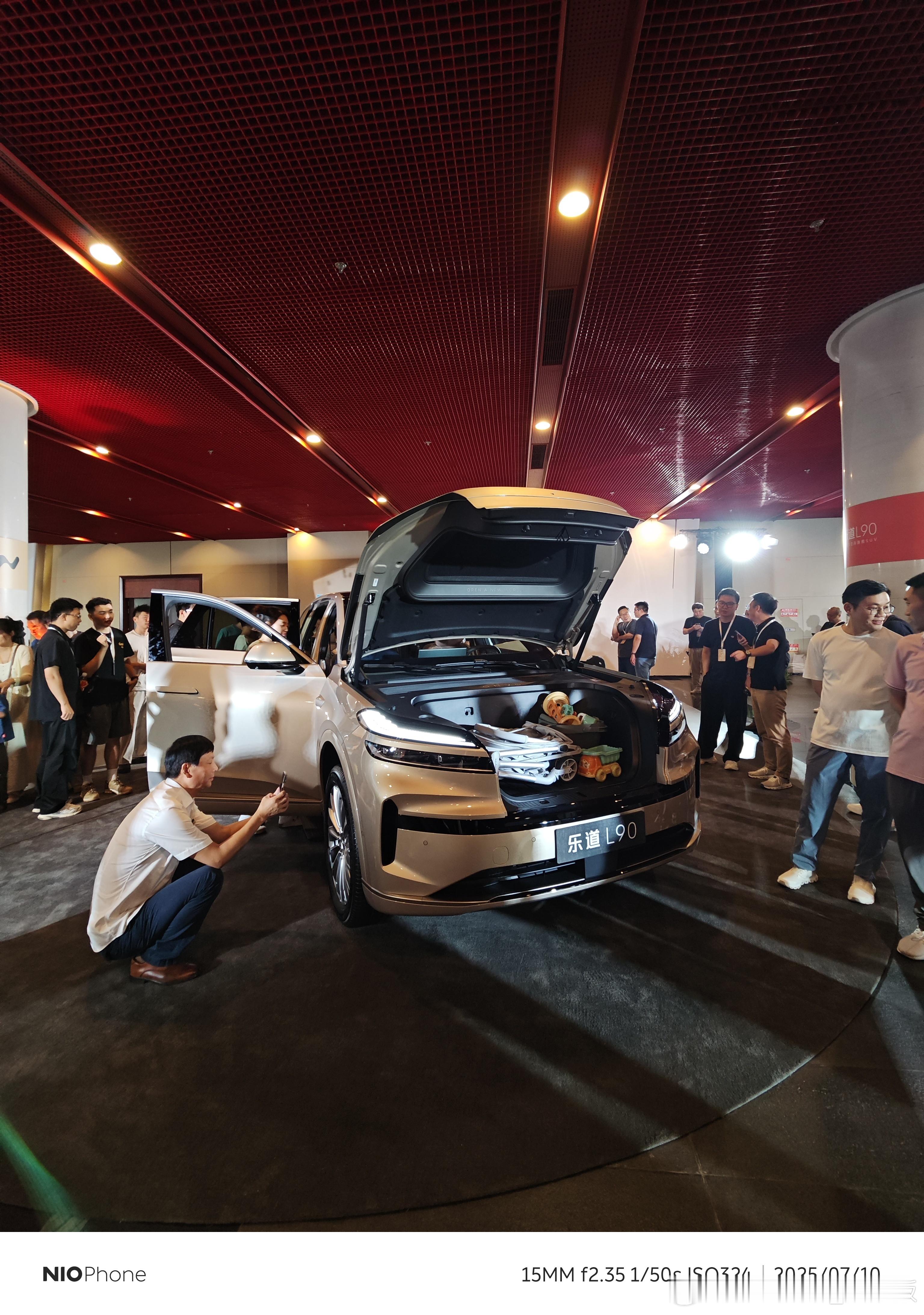 乐道L60同一个发布会现场首先一个感觉！L90白色的实车好好看！！又找回第一次见