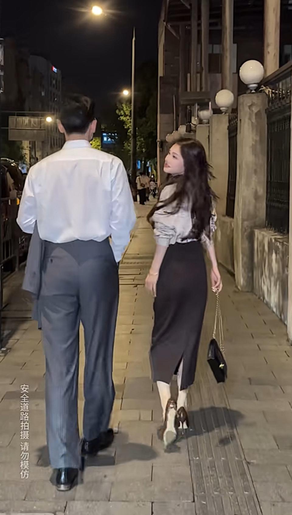 都市夜色下，灯火阑珊，正是情侣浪漫漫步的好时候。那一对对相伴的身影，在夜色里勾勒