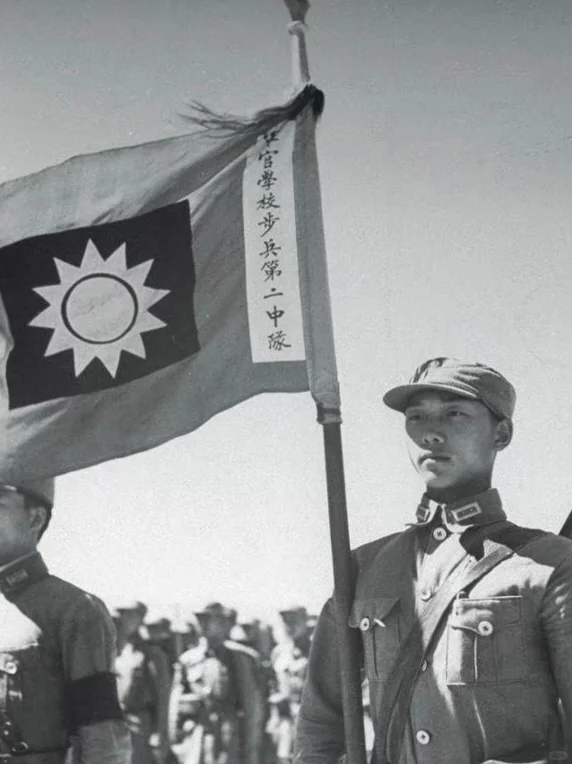 1943年，黄埔军校第九分校的护旗兵。
