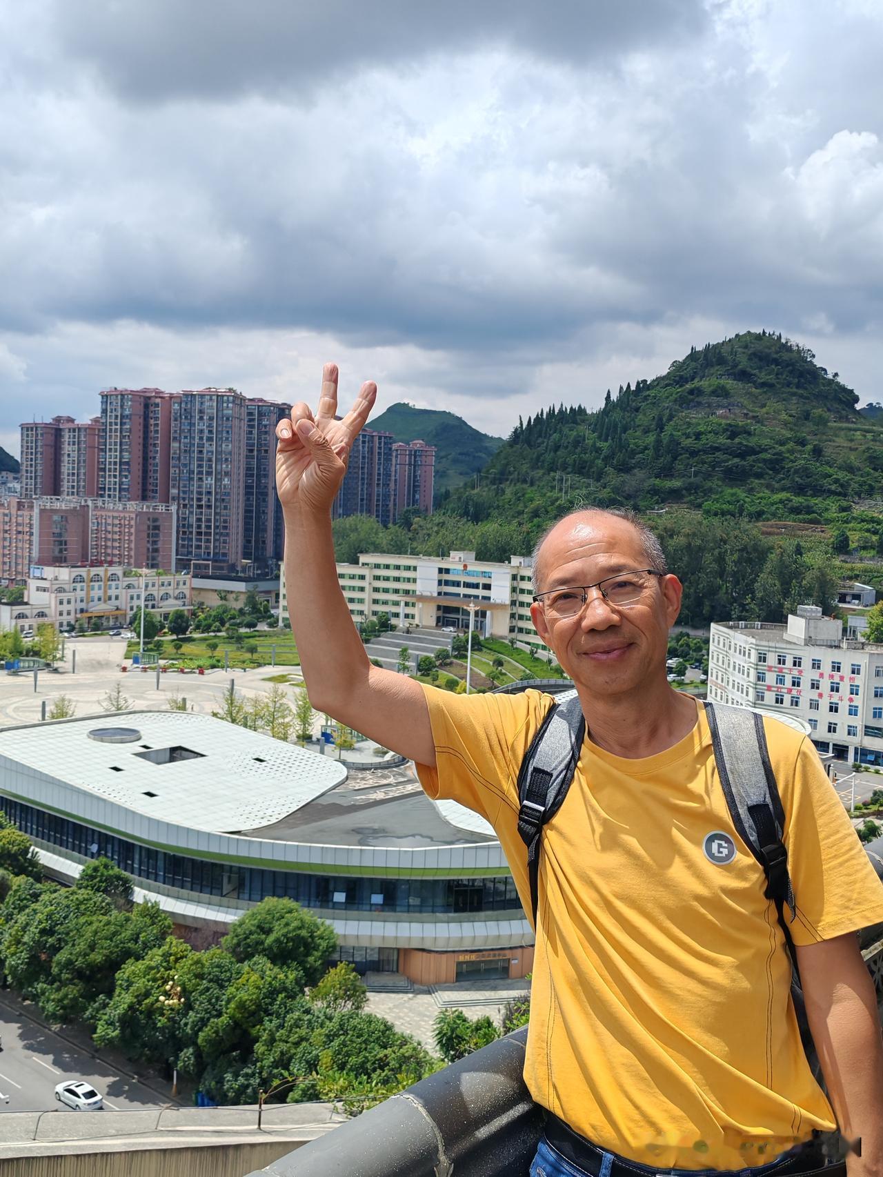 游遍安龙大街小巷
   开着房车流浪贵州，房车驻车安龙招堤景区停车场，放下车子，