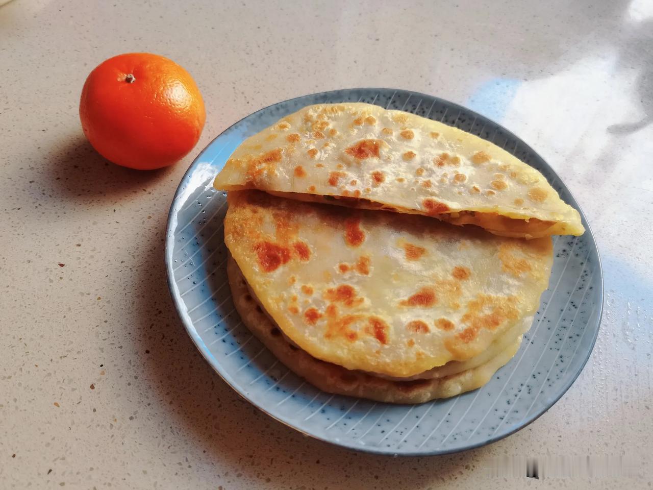 今天中午做的牛肉馅饼算是成功，很完美了。皮薄面软，没有露馅的地方。

之前看别人