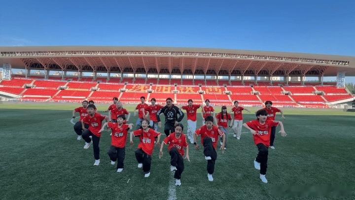 中国球迷万人齐唱金润吉全球都热Al东北超金润吉献唱世界杯助威曲  金润吉这嗓子一