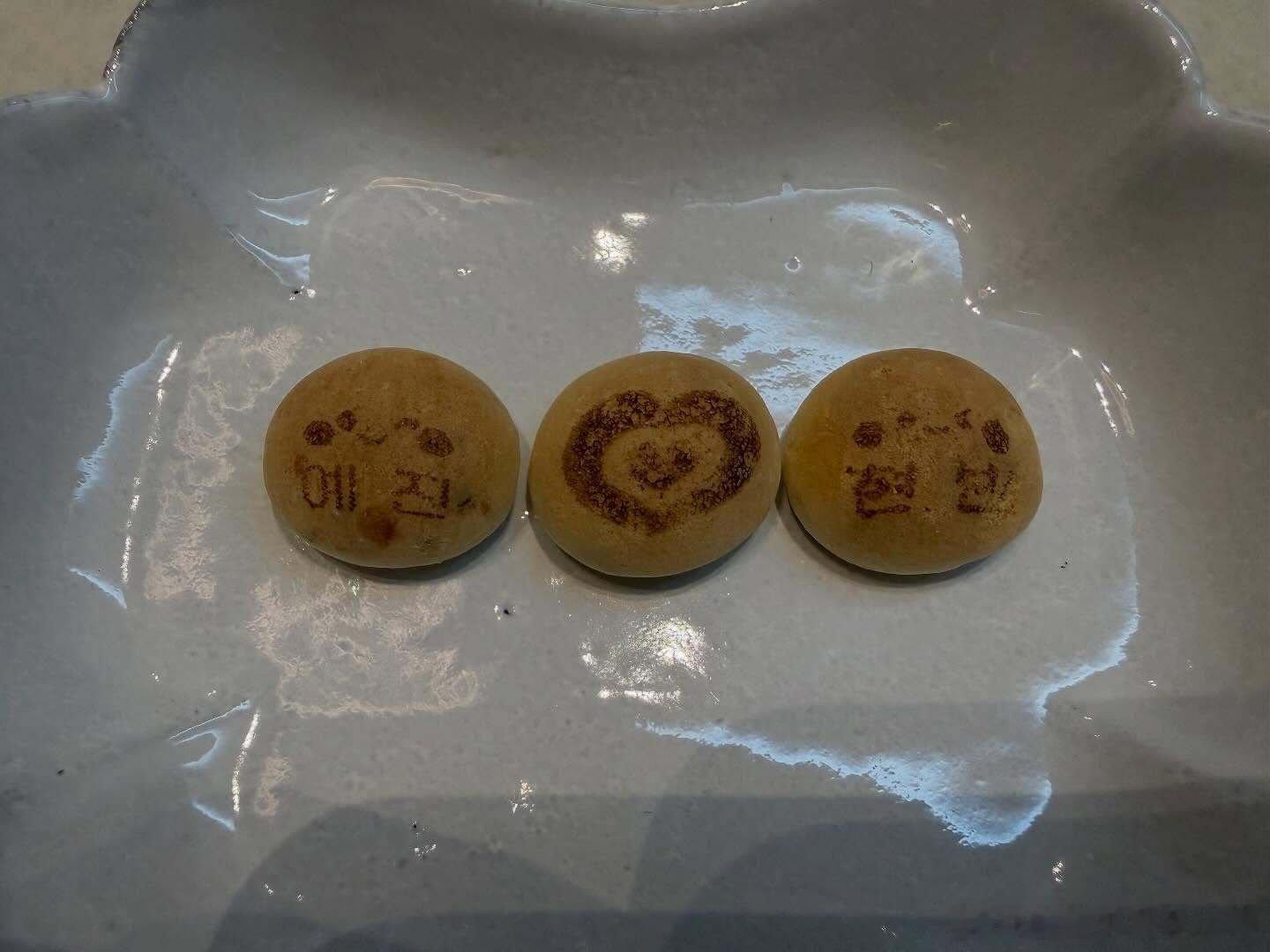 孙艺珍用饼干表白玄彬孙艺珍饼干上有自己和玄彬名字孙艺珍找回账号就来撒糖，爱心饼干