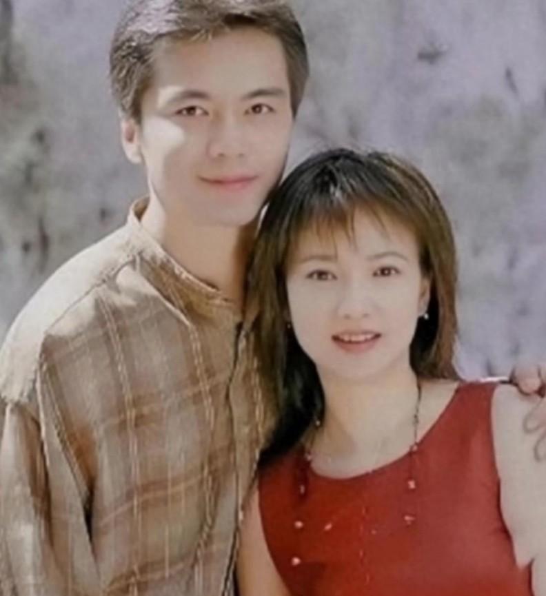 许亚军还是很有魅力的，四任老婆都漂亮，尤其是何晴。
 
照顾啥大儿子啊？还不够他