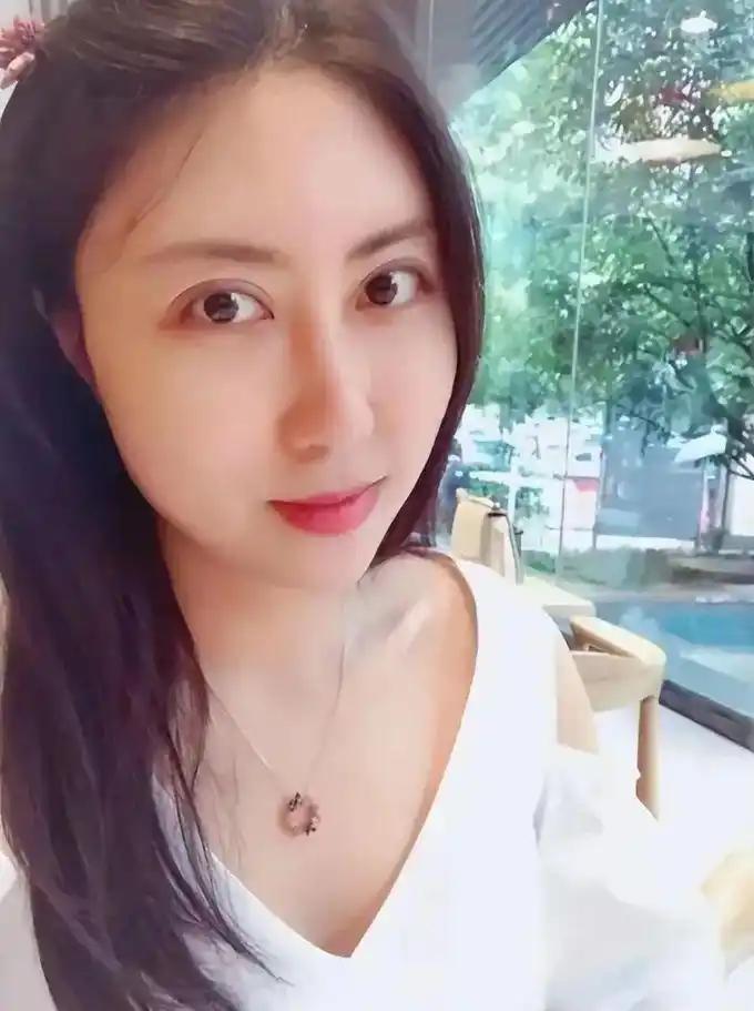 “喜大普奔！”继蒋方舟之后，贾浅浅也因抄袭被撤销硕士学位。学术圈这下真的迎来大震