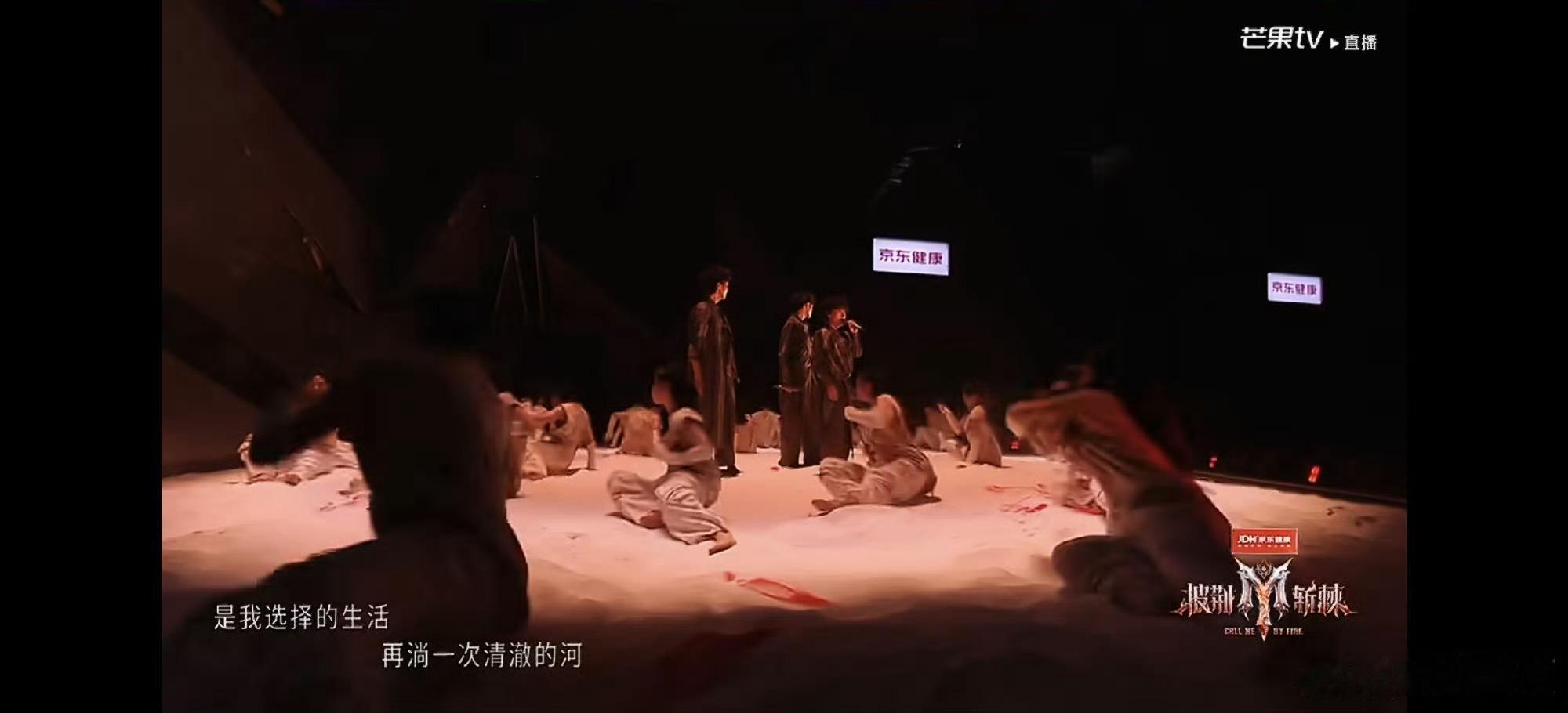 王传君跳舞了披荆斩棘直播王传君 加油好男儿赤脚、唢呐、低吟。王传君这哪是唱跳，分
