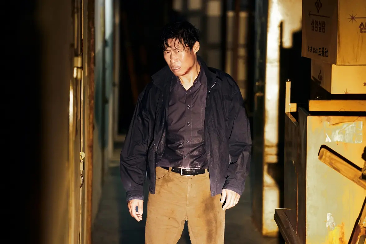 由柳海真主演的电影《暗杀者们》上映后陷入争议，演员个人的人身安全也受到波及。针对