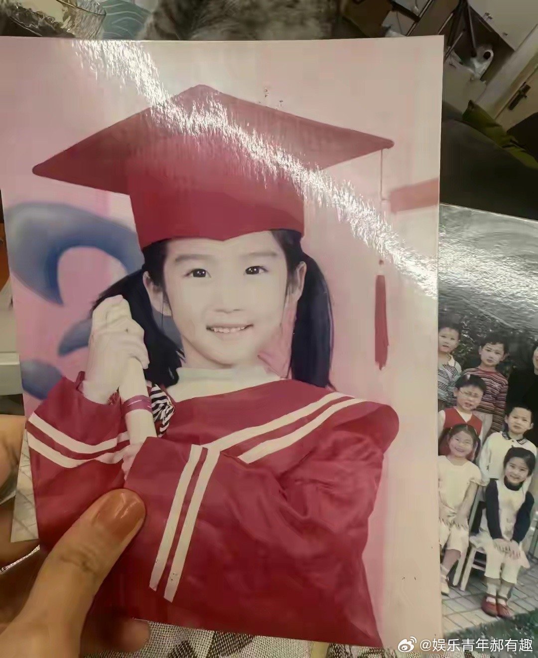 卢昱晓 别扒了别扒了被扒的起点或许带着争议。有人曾盯着她的走路姿势调侃“像企鹅”