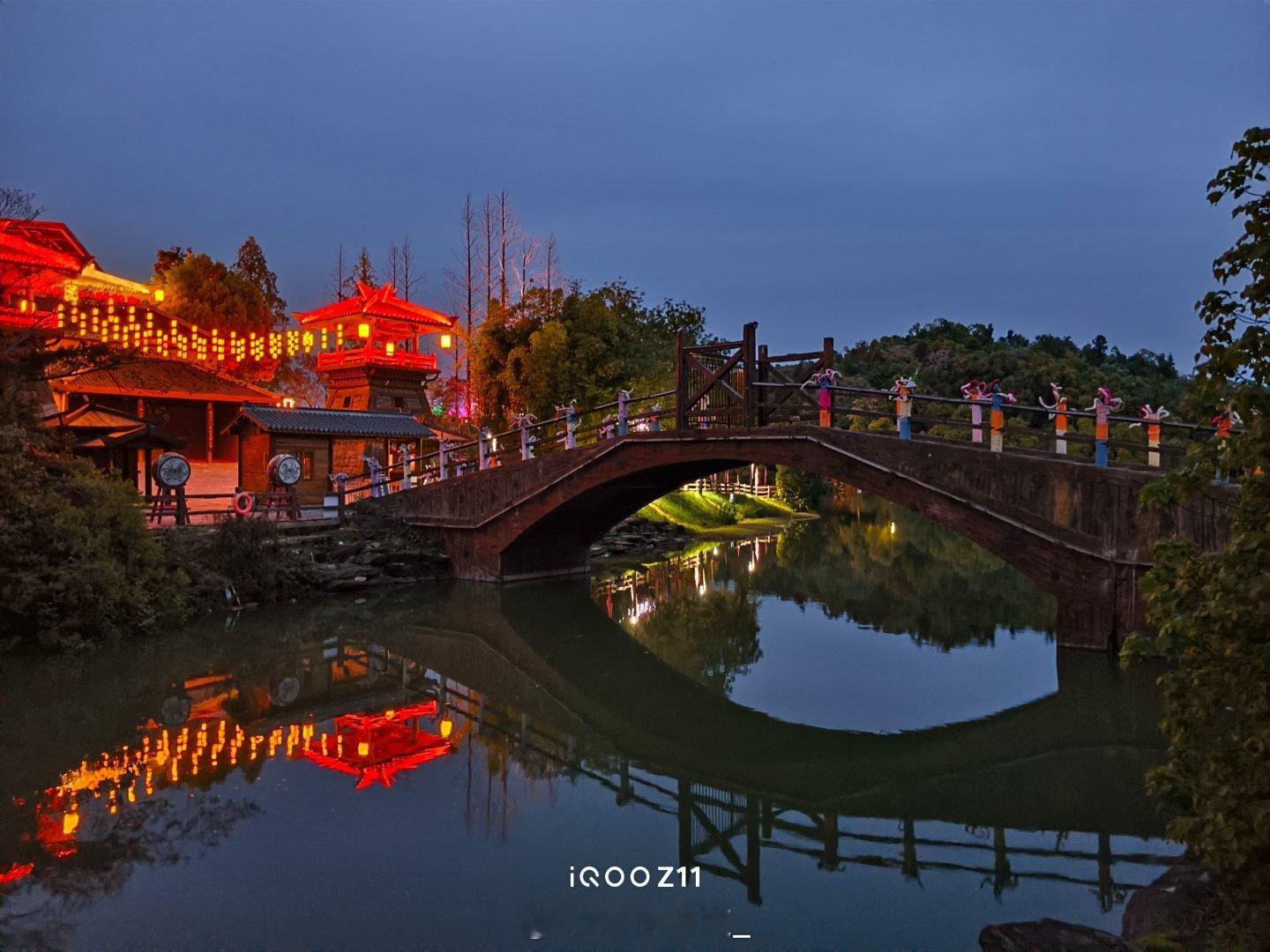 谁说游戏手机夜景不行？随手拍的夜景，原图直出没修过，明暗控制挺到位的，完全够用。