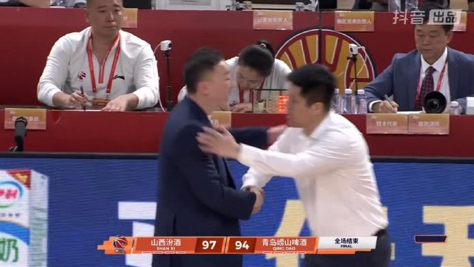 山西男篮再胜青岛男篮晋级8强
 
5月2日晚，CBA季后赛12进8比赛继续进行。