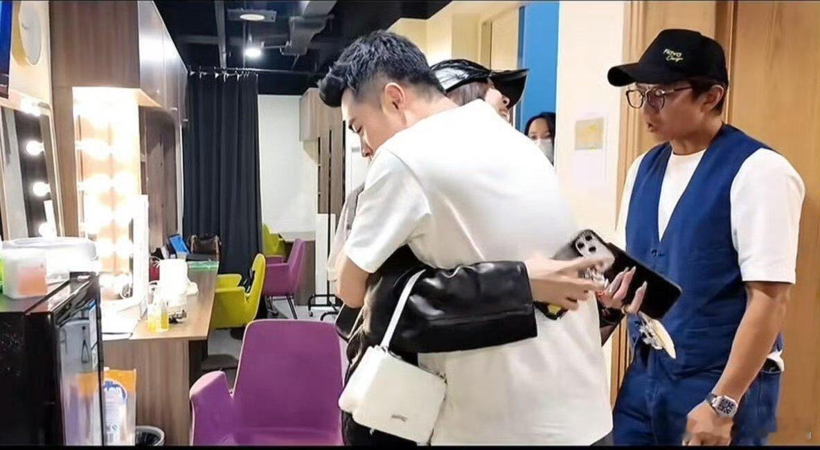 Angelababy陈赫拥抱初代跑男团的“伐木累”真的不是说说而已！ 