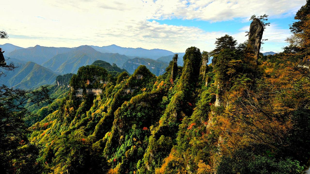 光雾山横亘于天地间，峰峦叠嶂，如巨龙蜿蜒。