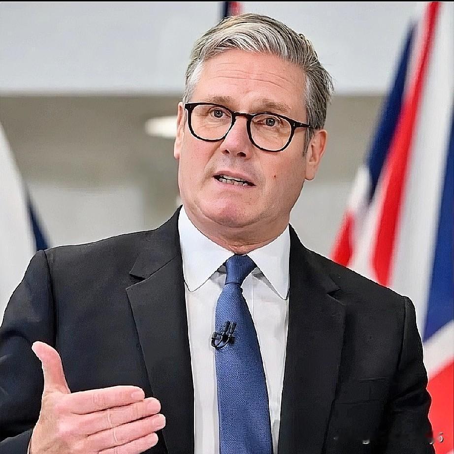 英国首相斯塔默正面临党内逼宫，这场危机主要源于地方选举的惨败所引发的执政困境。斯