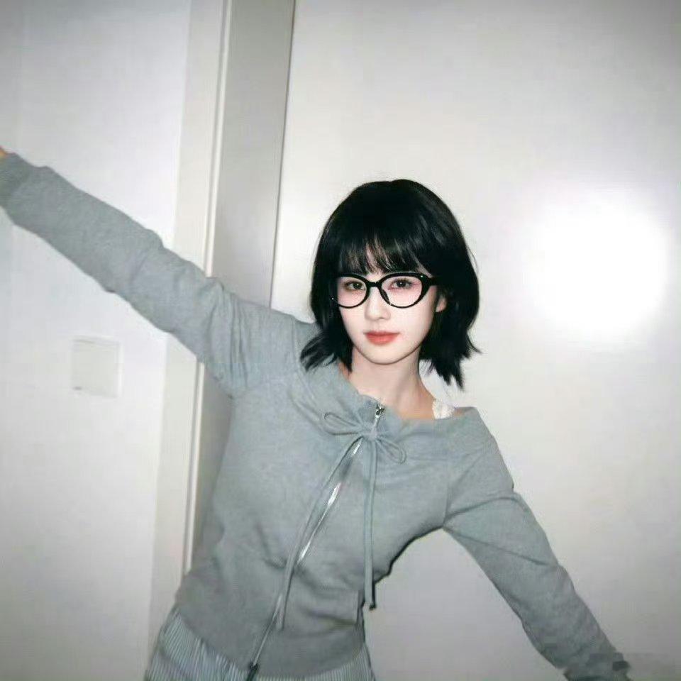 白鹿跟小时候有什么区别这就是传说中的“等比例长大”吧！[哇] 小时候是奶团子白梦