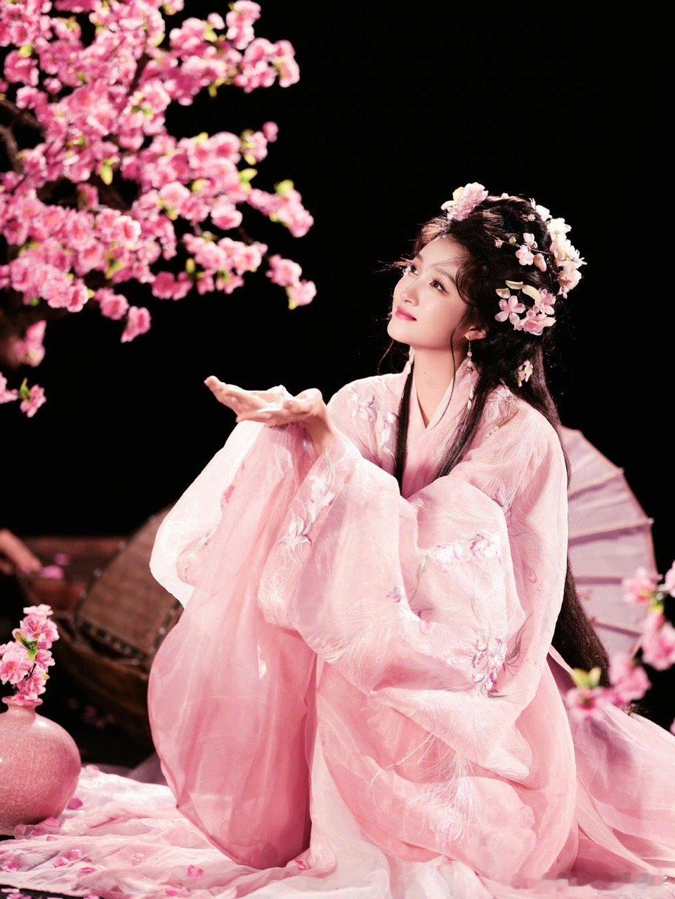 关晓彤桃花妆造关晓彤花塑 关晓彤桃花妆造，美成啥样了 ​​​
