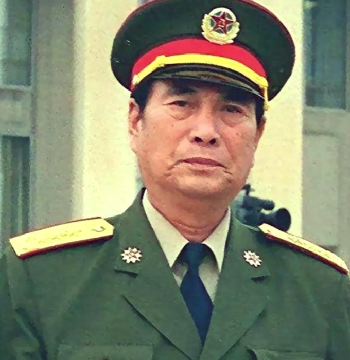 张万年上将一辈子热爱毛主席。1995 年，张万年得知毛主席的儿子毛岸青，和儿媳邵