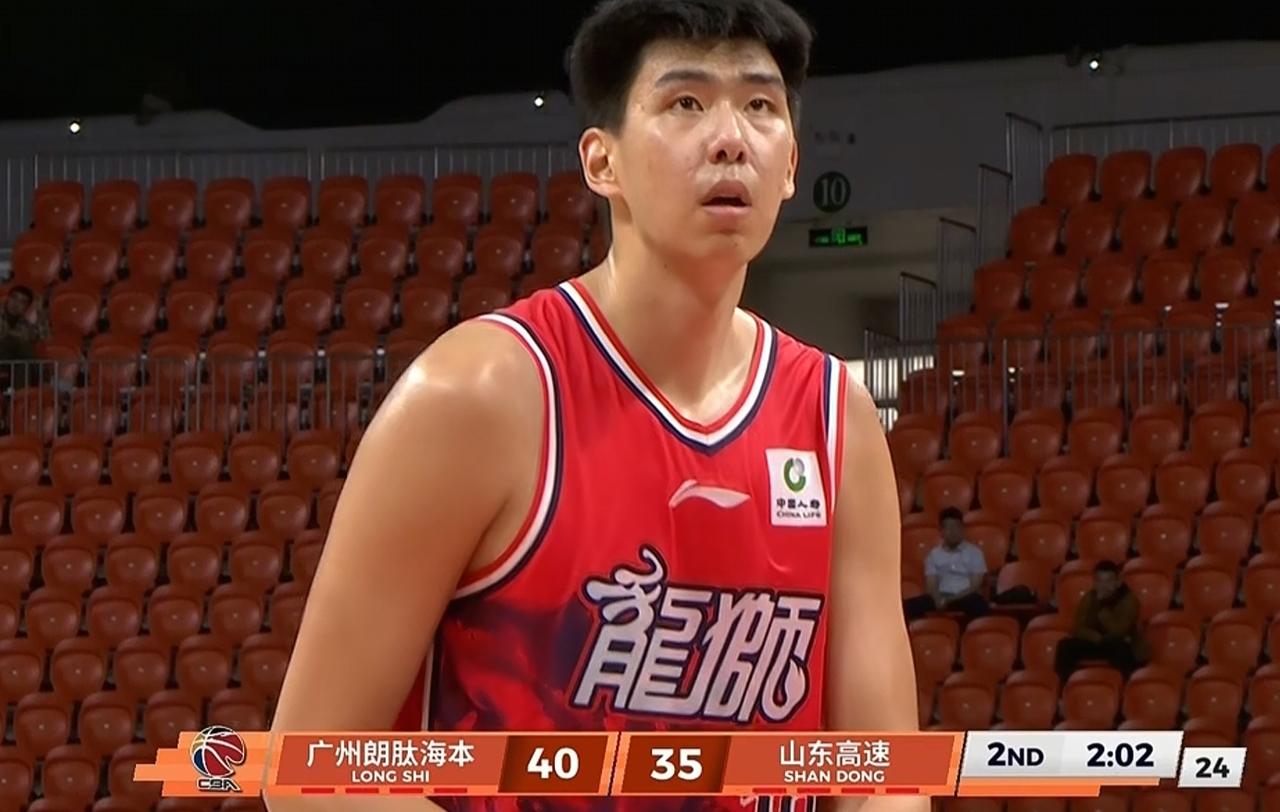 CBA一场补赛刚刚结束，最终广州主场93：85战胜了山东。
广州威金顿和徐昕一外