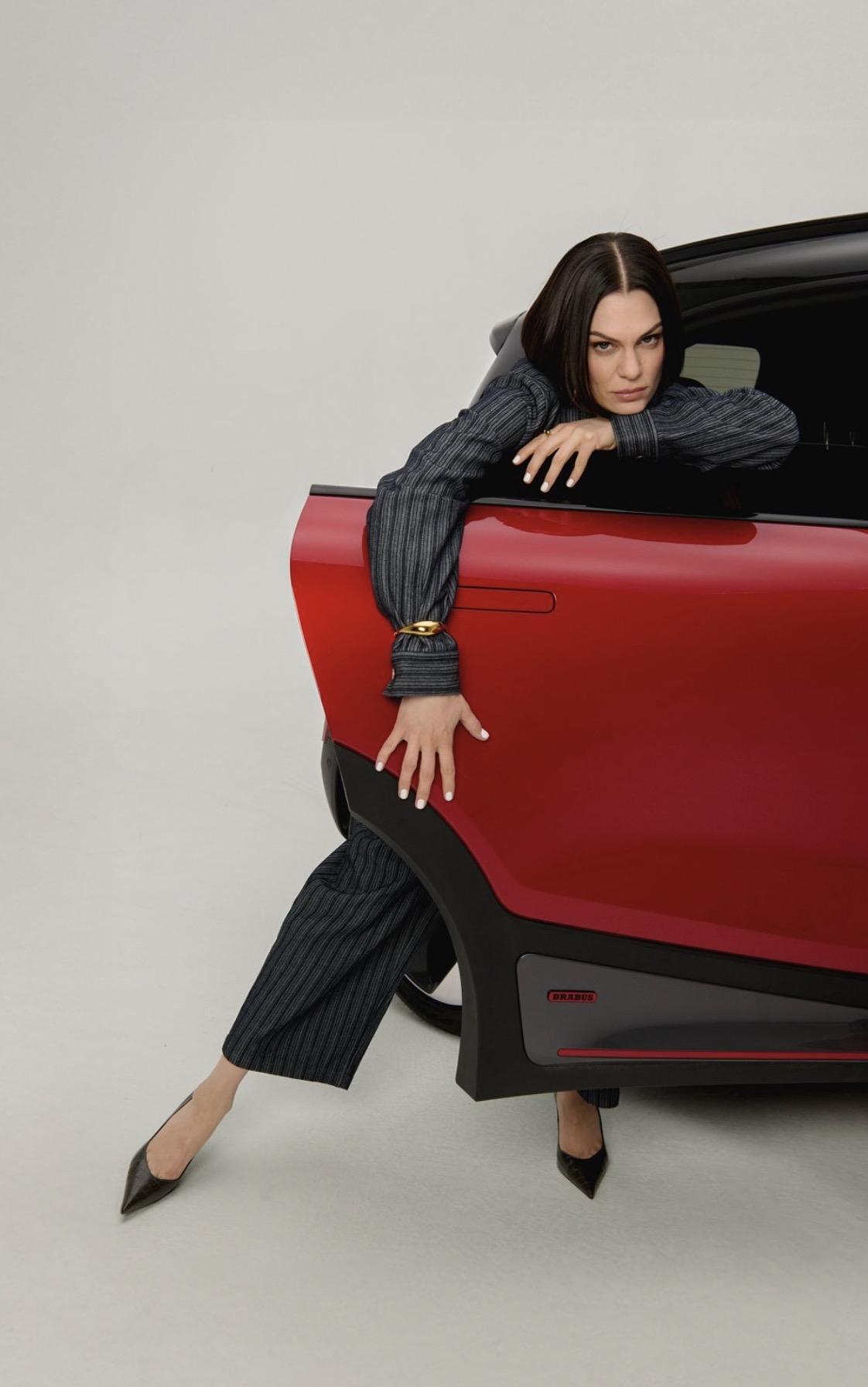 3 月 11 日，smart 与 Jessie J， smart 宣布与英国多白