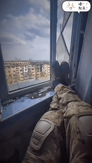 阿瓦迪夫卡城区，俄军还没有打进来，一名乌军舒舒服服的躺在一个居民家里沿着窗户晒太