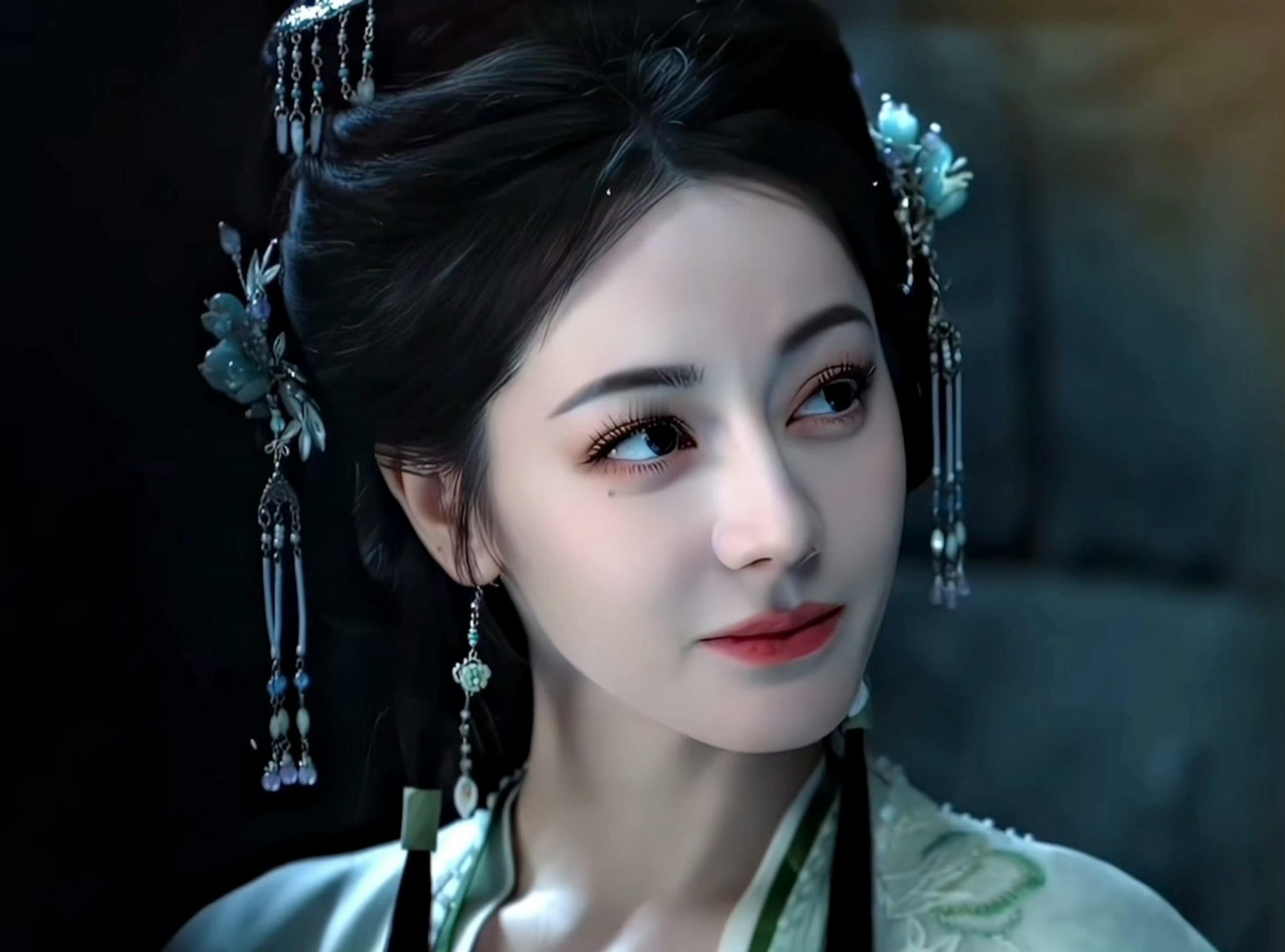 迪丽热巴角色热度第一，前十有三，白日提灯贺思慕更是站内女性热度top1，迪丽热巴