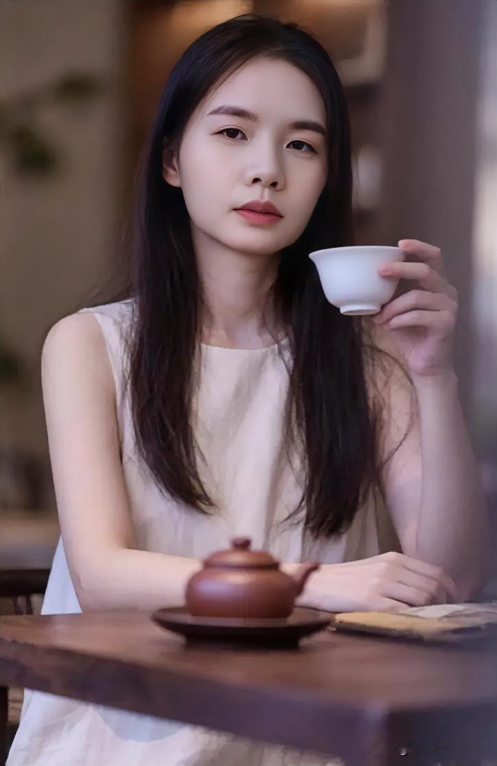 生活很苦，每天清晨泡一杯苦咖啡，同事见状问:"很累吗？"我笑笑不语。

一个人逞