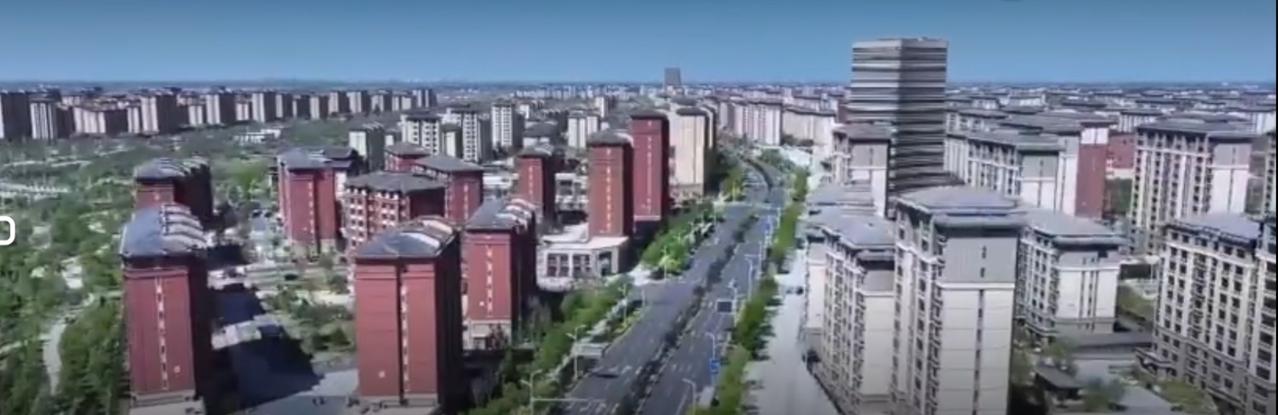 雄安新区，一座在时代浪潮中崛起的未来之城。塔吊林立，高楼拔地而起，现代化建筑群错