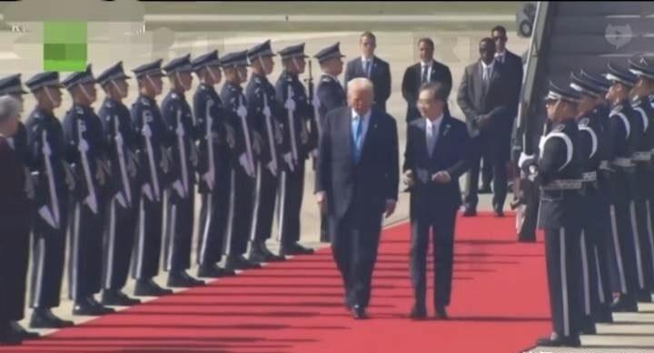 看韩国军队仪仗队在APEC峰会迎接特朗普时手持的M16步枪竟没有弹匣，似乎是在向