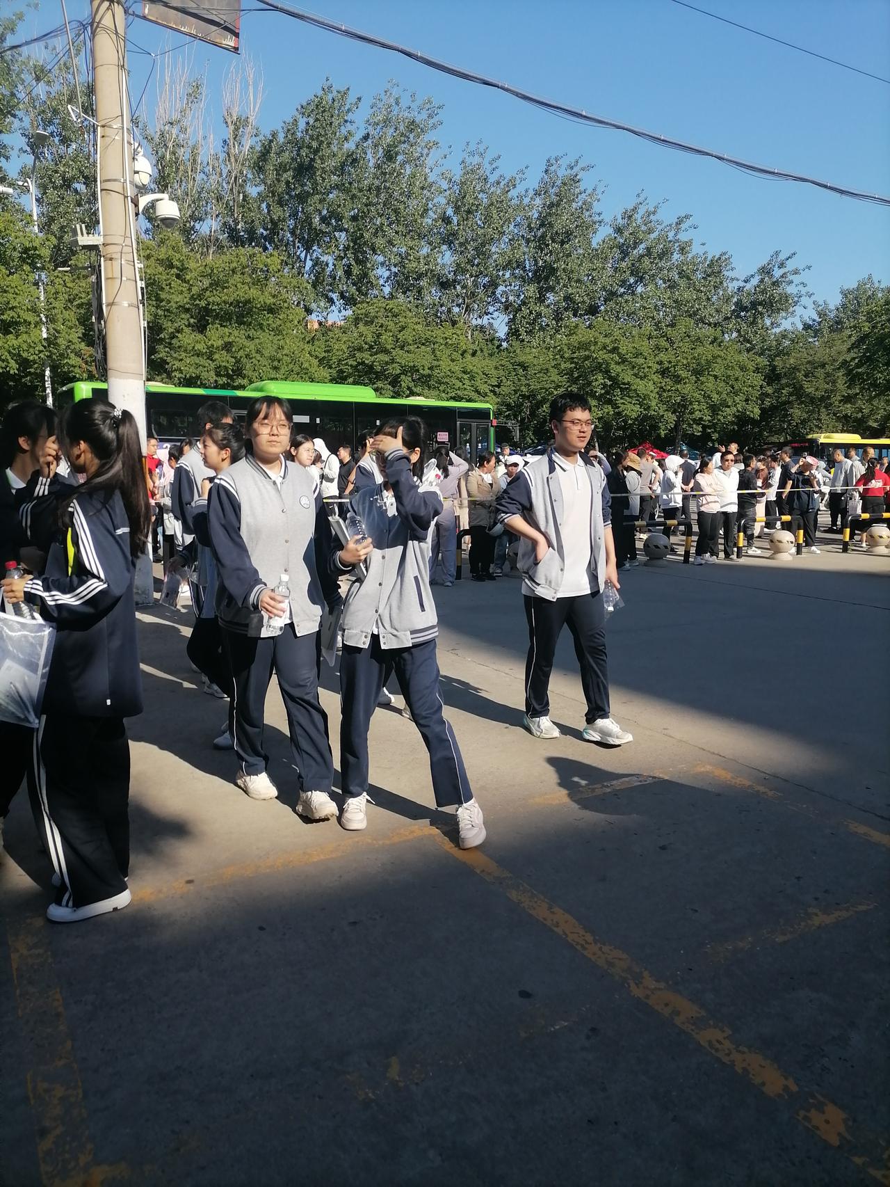 我认为是：首先，
高考仍是改写人生命运的最优解，所以高考是人生最重要的事。在如今