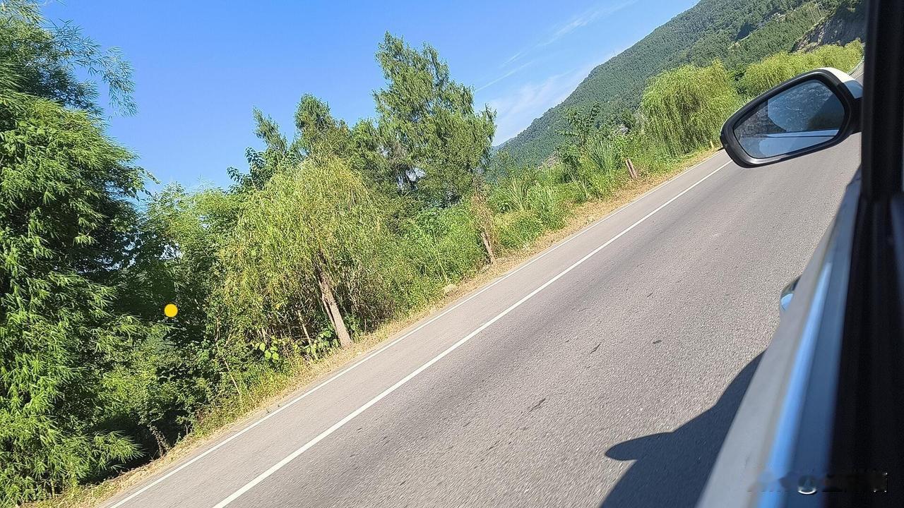 被雨困了太久，终于等到天晴！

开车钻进山林间的公路，蓝天透亮得像块水晶，两旁绿