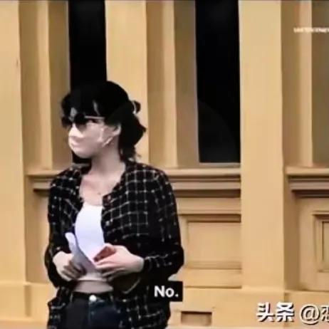 刚刷到那段视频，看得我心里真堵得慌。

这哪里是正经采访？分明就是当众要把人给“