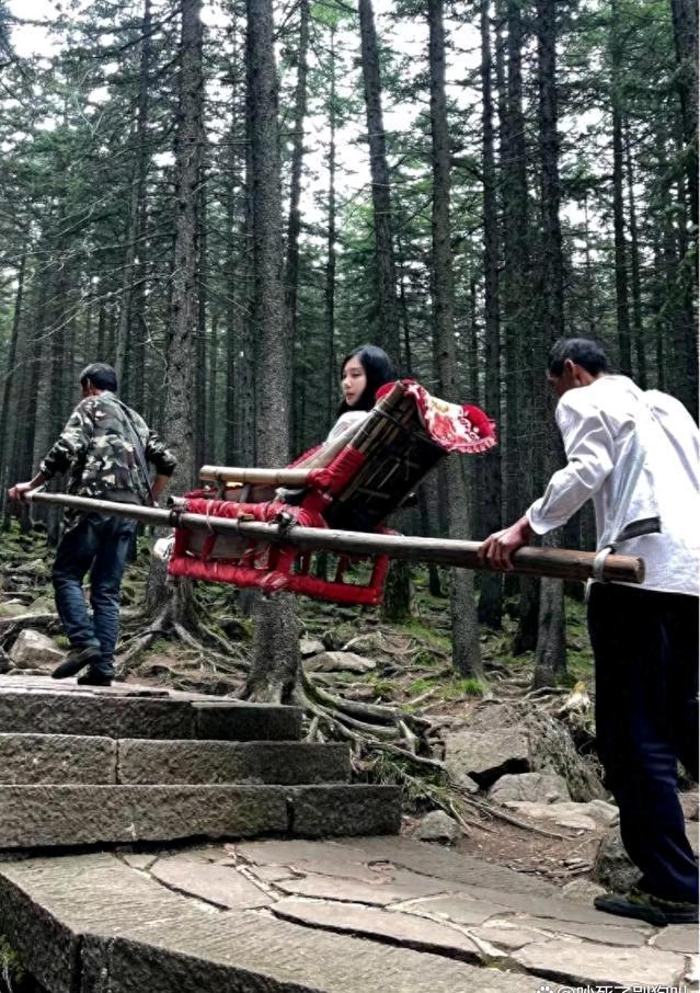 刚被轿夫从山脚抬到山顶的女子，突然做出的一个举动，让轿夫大哥瞬间落泪了。
梵净山