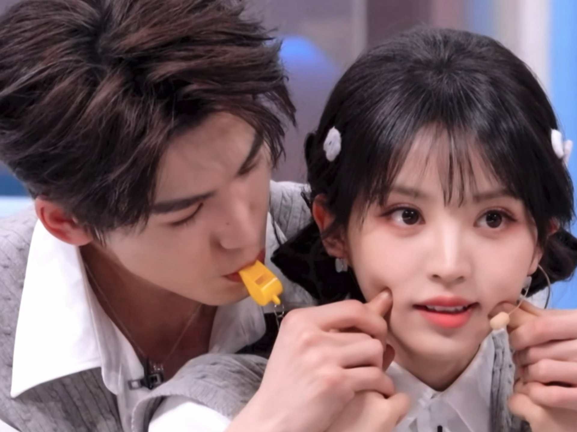 戳酒窝。。。被萌哭了。。。 