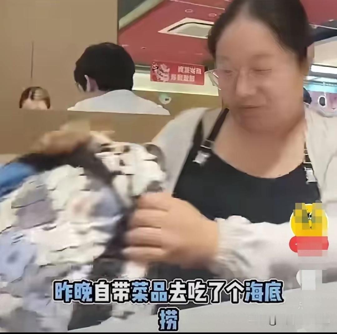 女士自带食材，去高档火锅店。亏大发了！
     吃火锅很多人都喜欢，不只是一顿