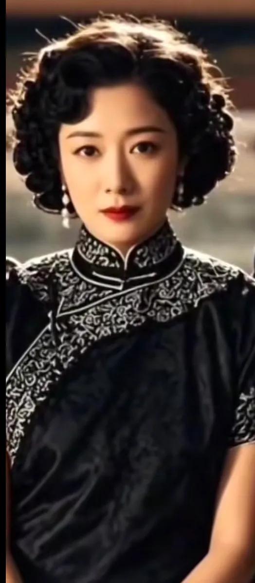 她是最美中国女科学家，被誉为科学界的一朵玫瑰，她培养了新中国最早的一批硕士，博士