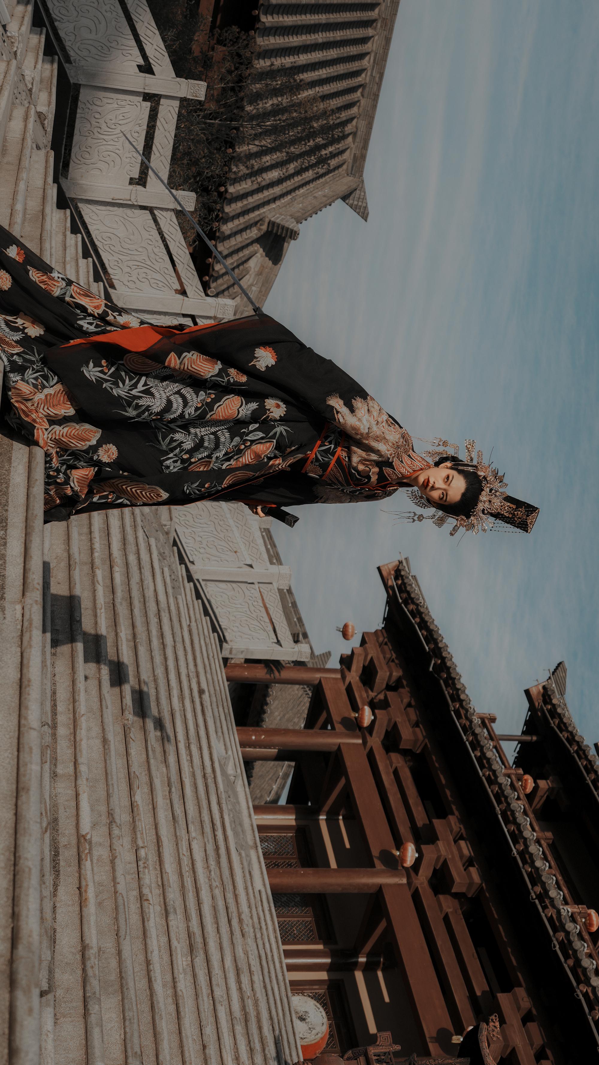 一袭华服加身，尽显女帝的威严与霸气。拍摄·造型·服装