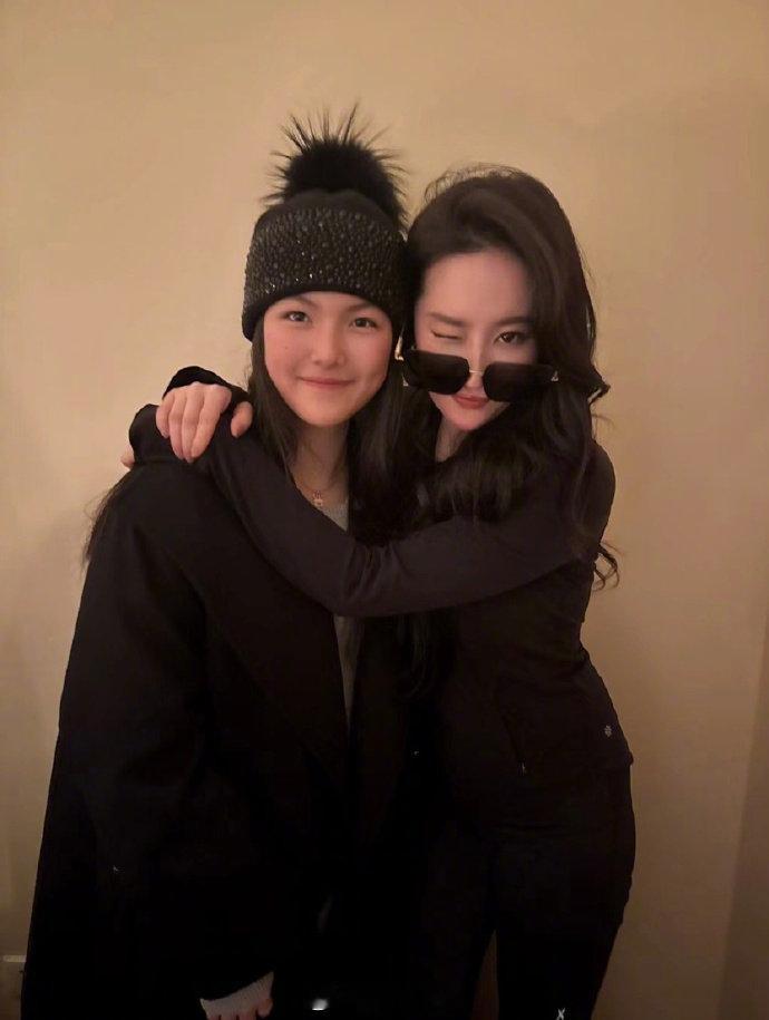 李湘晒王诗龄刘亦菲李现合照  李湘晒王诗龄刘亦菲李现合影  又是羡慕王诗龄朋友圈