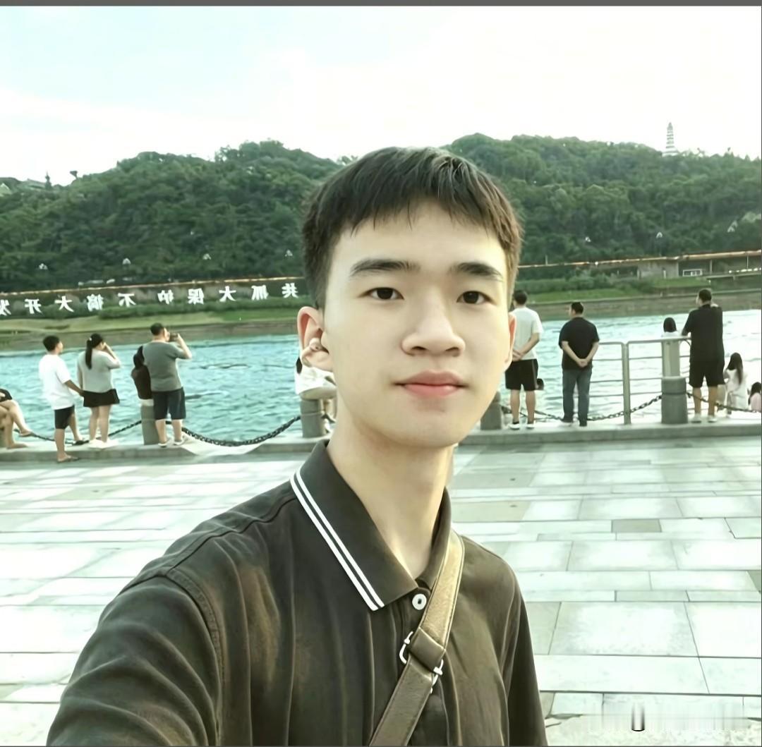 看着这件事心里格外沉重。18岁少年汤金伟，寒窗苦读拿到了大学录取通知书，崭新的人