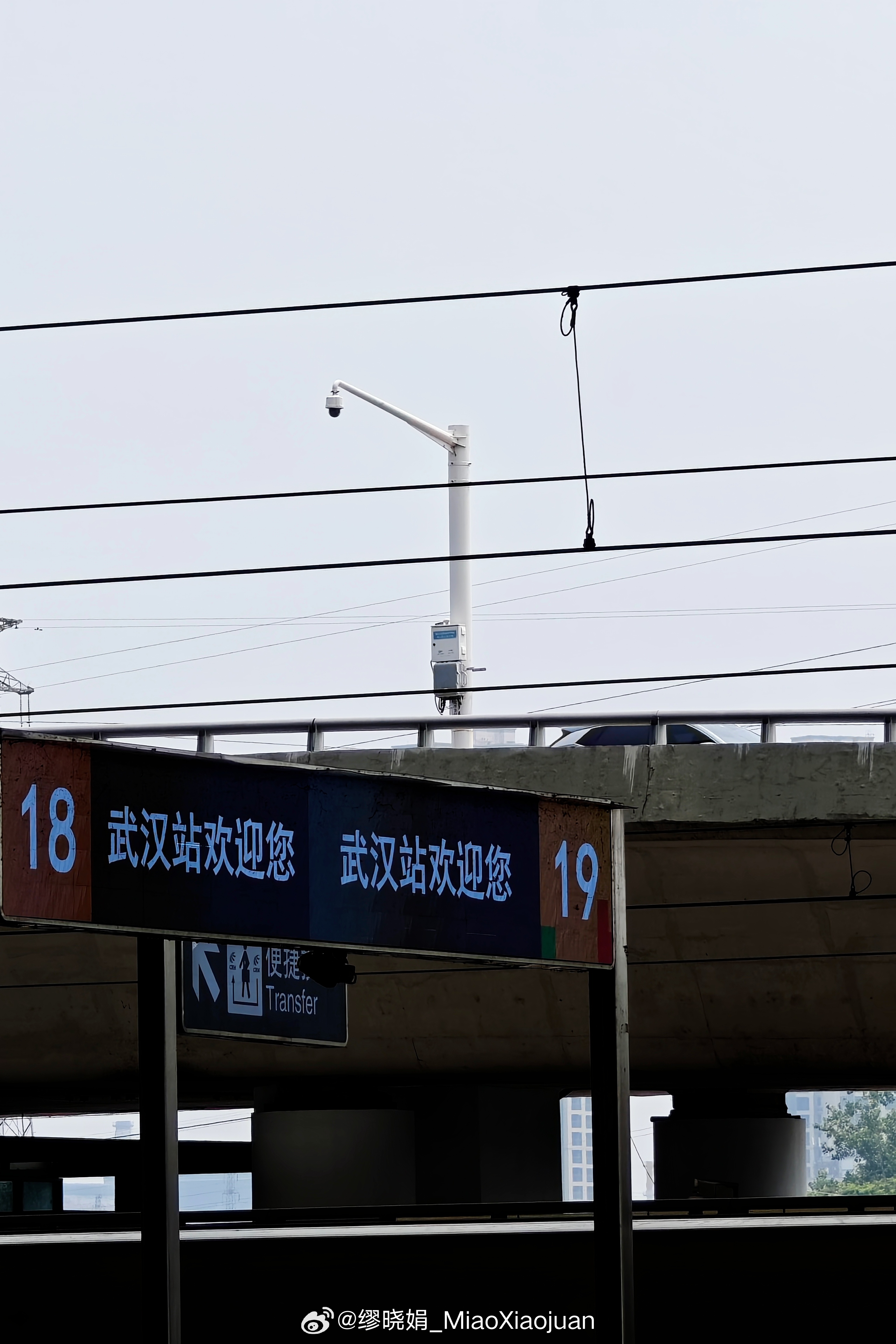 又一次匆匆路过武汉。偌大的江城，我最熟悉的，就是武汉站。 