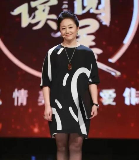 她，温婉可人，韵味十足，风采依旧，气质不减当年，越来越有女人味了！
还记得当年的