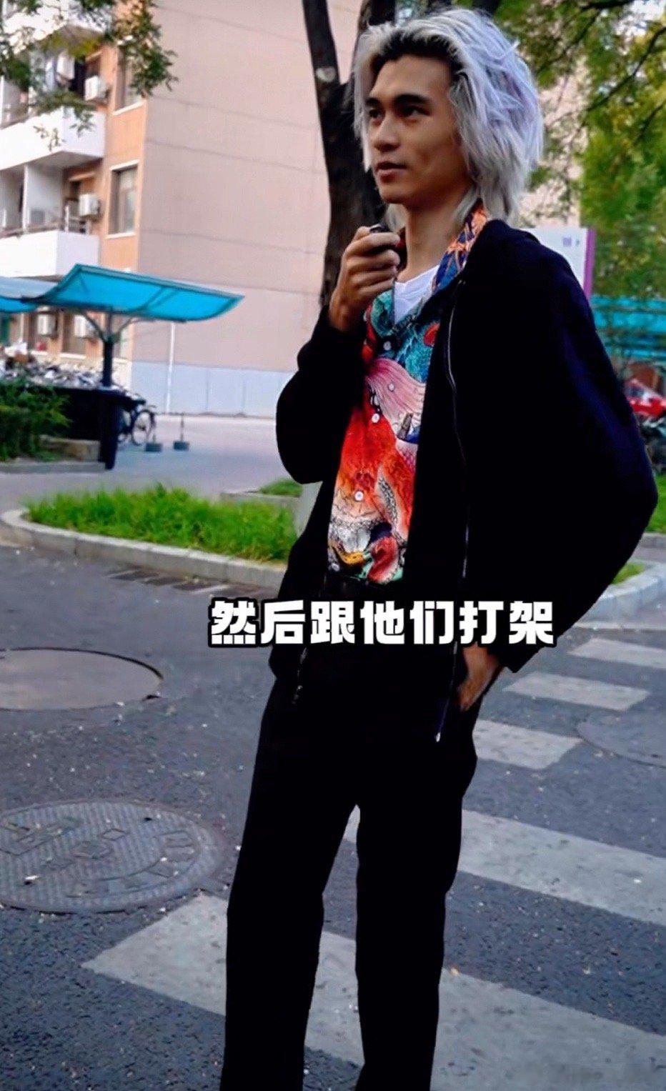 对我来说为什么要读书？比如看这个人你第一印象是什么？可能觉得是个混混吧。但他其实