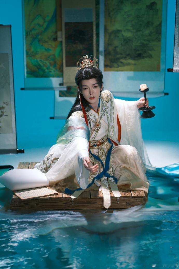 任嘉伦新剧上新00生林凯 林凯写真封神，明天角色上线别错过。 